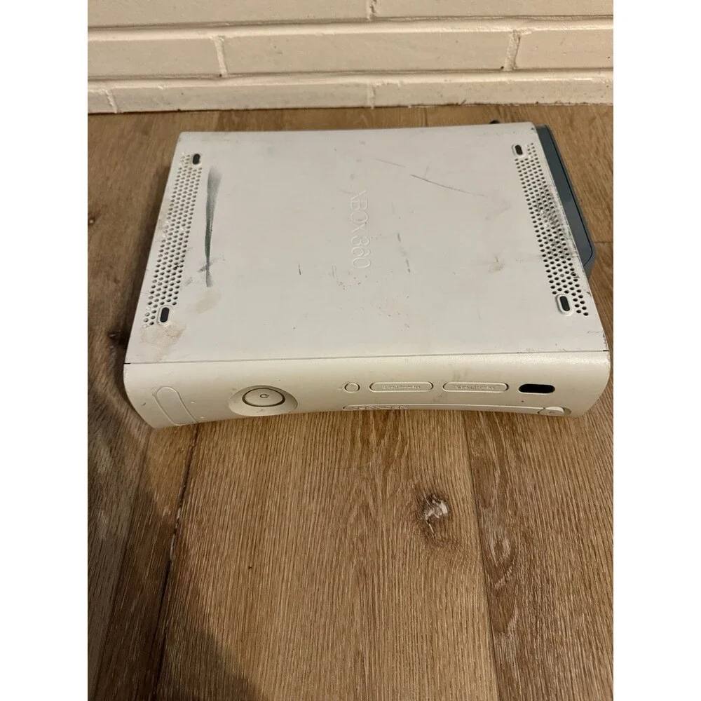 Microsoft Xbox 360 S 4GB White Console Model 1439 No Power Cords Untest